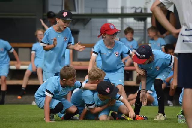 Junge Kicker haben große Ziele, wie man an den Kappen der Burschen erkennen kann | Foto: SV Hinterberg