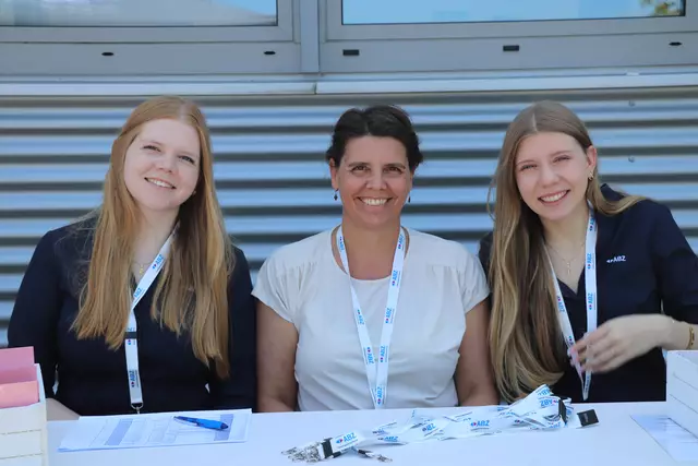 Freundlicher Empfang am Check-In von Hannah, Bianca und Lorena (v.l.) | Foto: MeinBezirk 