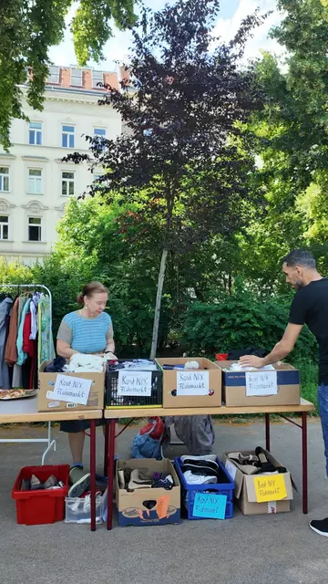 Bei einem Flohmarkt konnte jeder Besucher und jede Besucherin nach etwas Spannendem stöbern.  | Foto: Civil Action Network