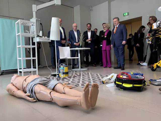 Hier wird eine Szene in einer Privatwohnung nachgestellt. Der Patient – also die Puppe – hatte in dieser Simulation einen Herzstillstand.