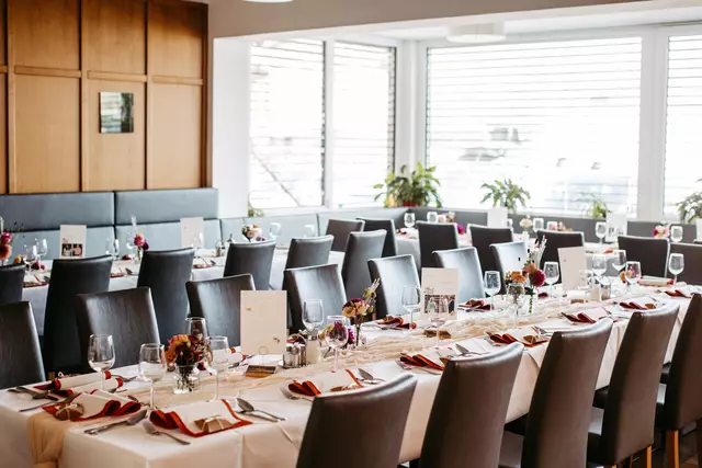 Eine festlich gedeckte Hochzeitstafel in der Dorfstub'n. | Foto: Dorfstub'n