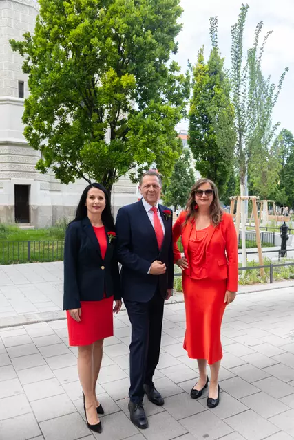 Sima mit Bezirksvorsteher Steinhart und Bezirksvizin Ramona Miletič (v.r., alle SPÖ) vor dem Bezirksamt.  | Foto: BV11/Amin Heydarifard