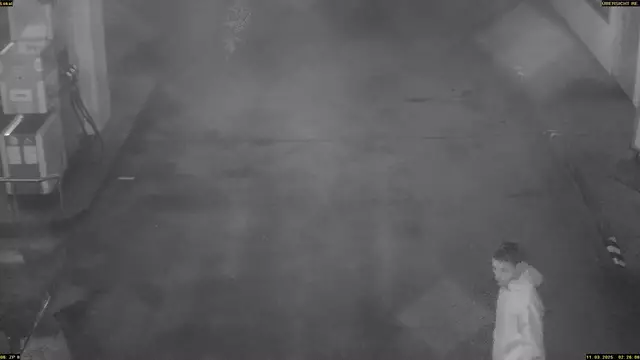 Der unbekannte Täter ist zirka 170 cm groß. | Foto: Polizei Kärnten