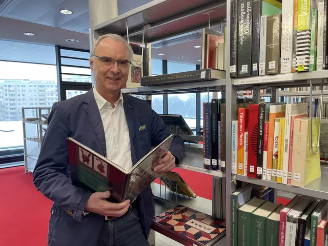 Helmut Windinger liest selbst gerne Sachbücher - vorzugsweise aus den Bereichen Geschichte und Kunstgeschichte. | Foto: Lisa Gold