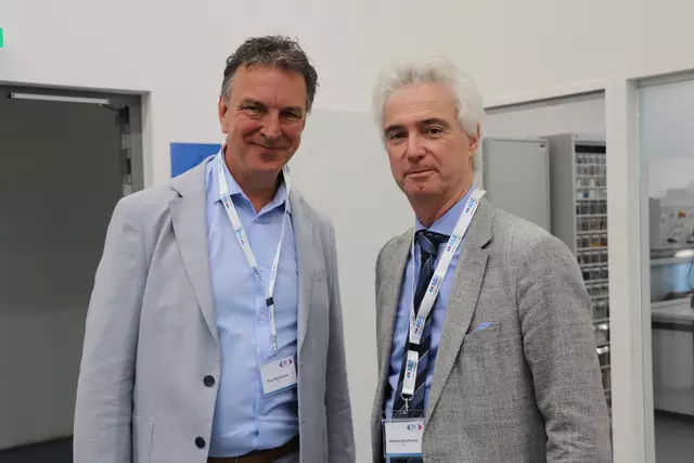 Besuch auch von der AMAG: Personalleiter Paul Benischek (l.) und der Vorstandsvorsitzende Helmut Kaufmann ließen es sich nicht nehmen, persönlich zu gratulieren. | Foto: MeinBezirk