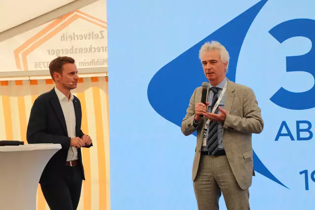 Moderator Christoph Sammer im Gespräch mit Helmut Kaufmann  | Foto: MeinBezirk