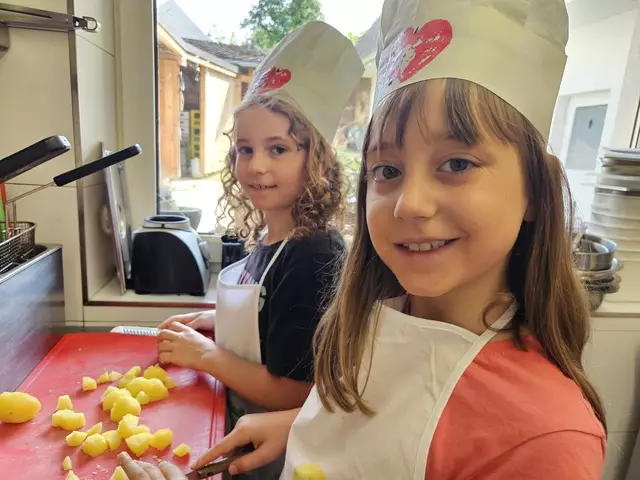 Konzentriert bei der Sache: Lorina und Lena beim Schneiden der Petersilkartoffeln für das Hauptgericht. | Foto: Verena Kainz