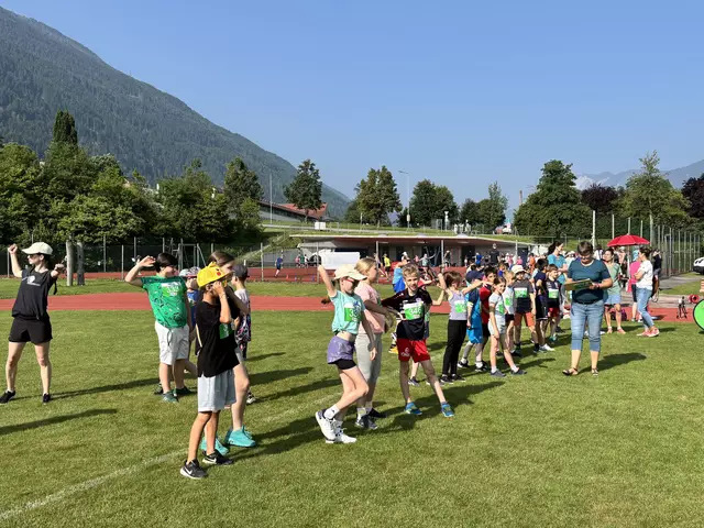 Die Kinder übten schon im Vorfeld die richtige Technik für den Weitwurf. | Foto: Dorn