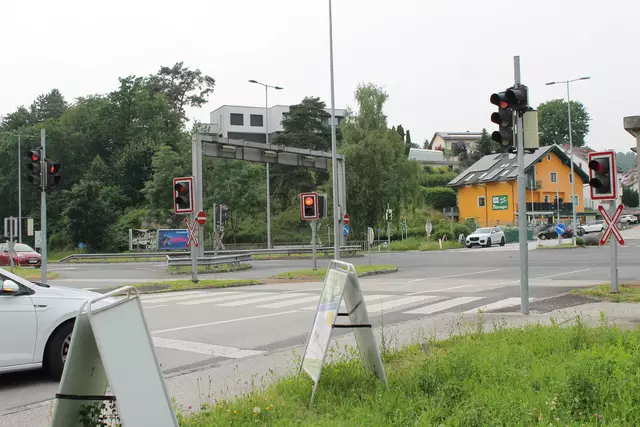 Die Kreuzung B127/Gartenstadt 2 ist ebenso mit einer Ampelanlage geregelt | Foto: MeinBezirk/Gernot Fohler