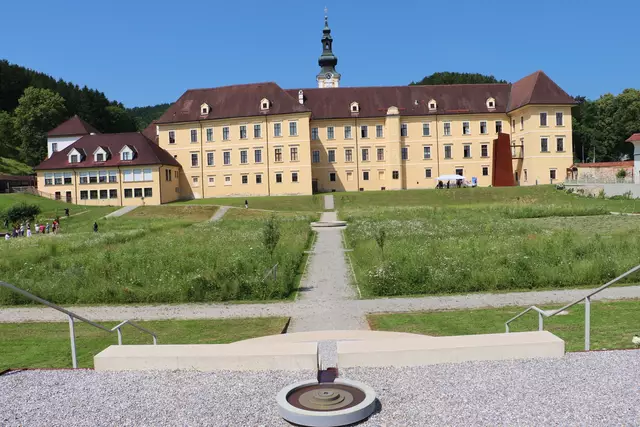Blick vom Stiftsgarten mit barockem Wegenetz, Nymphäum und Wildblumenwiesen auf das Kloster von Rein. | Foto: Edith Ertl