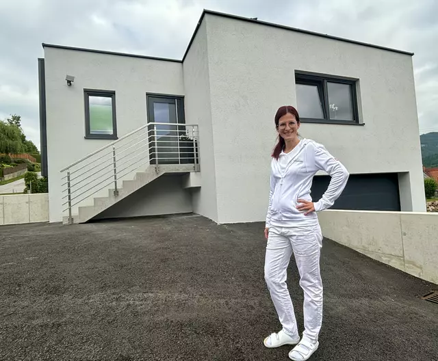 Bettina Nowak vor ihrem "Massagehaus" in St. Barbara. Im oberen Teil befinden sich die Behandlungsräume, im unteren eine Garage.  | Foto: Koidl