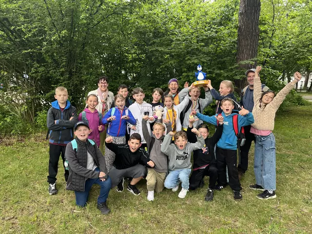 Das Rateteam bestehend aus Elena, Milena, Marcel und seine gesamte Klasse mit dem Klassenlehrer Robert Karner und weiteren Lehrerkollegen. | Foto: VS Edelsbach