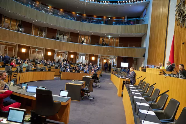 Der Budgetausschuss des Nationalrats hat das Doppelbudget 2025/26 sowie den Bundesfinanzrahmen am Mittwoch mit leichten Änderungen ins Plenum geschickt. Ab Montag steht nun eine dreitägige Plenardebatte an. | Foto: Parlamentsdirektion/Thomas Topf