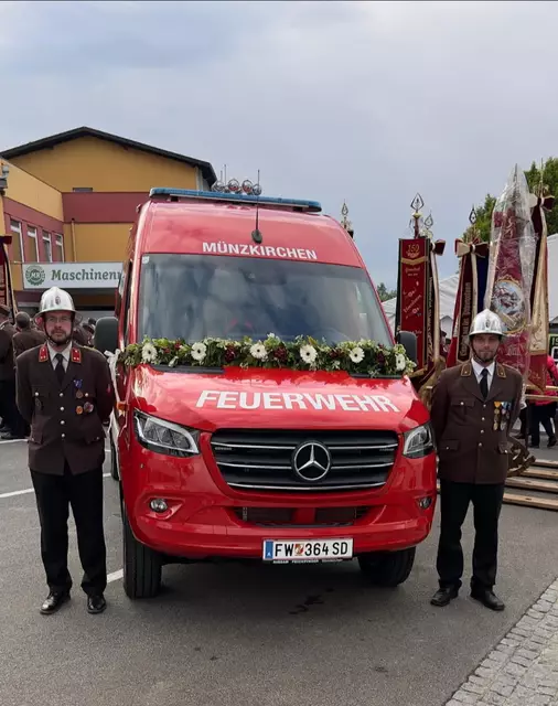 Domvikar Peter Kunz nahm die Segnung vor und stellte dabei sowohl das Fahrzeug als auch die Einsatzkräfte unter den Schutz Gottes.  | Foto: FF Münzkirchen