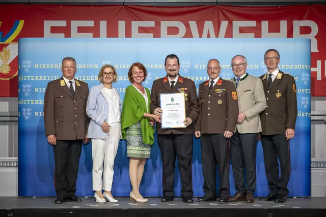 Die Freiwillige Feuerwehr Baden-Stadt wurde kürzlich von Landeshauptfrau Johanna Mikl-Leitner für ihr 160-jähriges Bestehen ausgezeichnet. | Foto: 2025psb/zVg/matthias.fischer