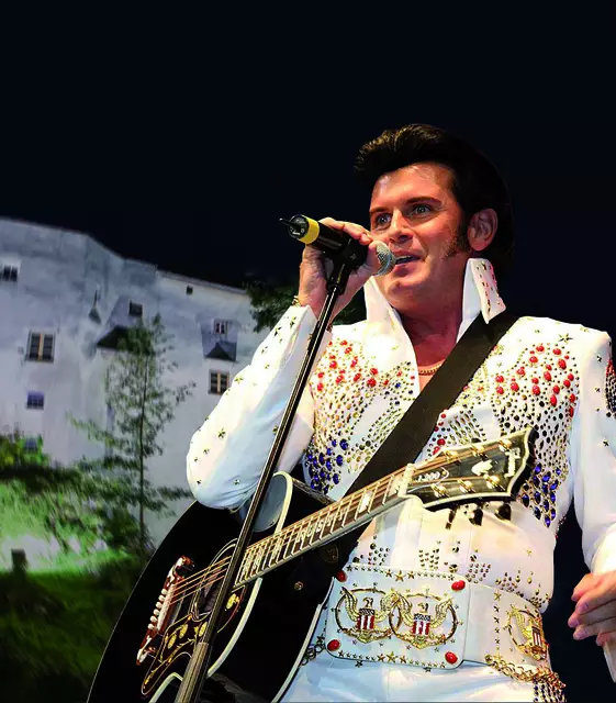 28. Juni, Rusty, "Elvis Tribute Artist: Ein Programmpunkt, der nicht zum direkten Programm gehört, sich aber in den letzten Jahren in das Herz des Publikums gesungen hat, ist der Sänger Rusty alias Rudi Sturmbecker mit seinem Tribut an Elvis Presley. | Foto: Rusty