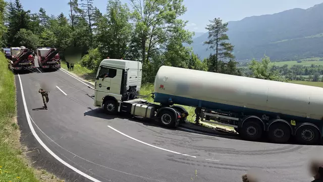 Der Lkw saß in der Kurve auf und steckte fest. | Foto: Berufsfeuerwehr Klagenfurt am Wörthersee
