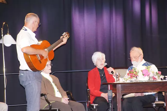 Hildegard Madlmayr trug ein Lied aus ihrer Kinderzeit vor begleitet von Wolfang Huala (l).  | Foto: Helmut Eder