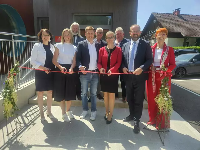 v.l. 1. Reihe: Direktorin der Volks- und Mittelschule Hollenstein Erika Reisinger, Kindergarteinleiterin Gerlinde Fenzl, Landesrat Sven Hergovich, Bürgermeisterin Manuela Zebenholzer (SPÖ),
Landesrat Bernhard Ebner in Vertretung der Landeshauptfrau Johanna Mikl-Leitner,
Kindergarteninspektorin Veronika Stamminger.
v.l. 2. Reihe: Pfarrer Johann Wurzer, Baumeister Leopold Teufel, Büro Erwin Hackl und Vizebürgermeister Walter Holzknecht. | Foto: Gemeinde Hollenstein