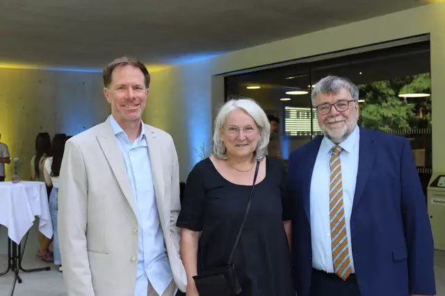 Robert Steiger ist Studienbeauftragter der Uni Innsbruck für beide Studiengänge, im Bild ist er mit Janette Walde, der Vizerektorin für Lehre und Studierende der Uni Innsbruck und Gottfried Tappeiner, dem ehemaligen Studienbeauftragten. | Foto: Elisabeth Zangerl