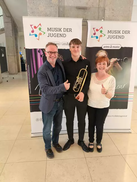 Tobias Wordl (Trompete/Flügelhorn, AG IIIplus, 94,00 Punkte) - Gold / 1. Preis!
René Lackner, Tobias Wordl und Margit Gastrager (vlnr.)