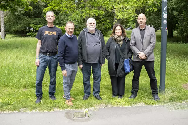 Robert Patocka (Mitte) und Bezirkschef Gerald Bischof (SPÖ, 2.v.l.) beim neuen Gedenkstein im Stadtpark Atzgersdorf. | Foto: BV23/E. Genitheim
