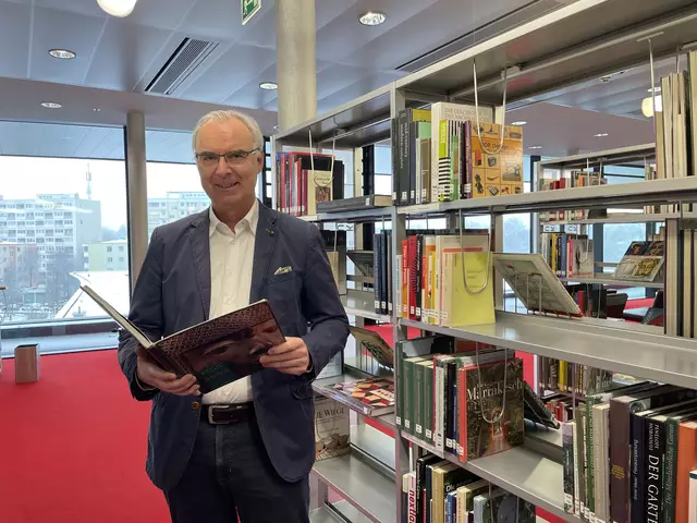 Seit 2007 leitet Helmut Windinger die Stadtbibliothek in Lehen. Er selbst schmökert am liebsten in Sachbüchern zu Kunstgeschichte.  | Foto: Lisa Gold
