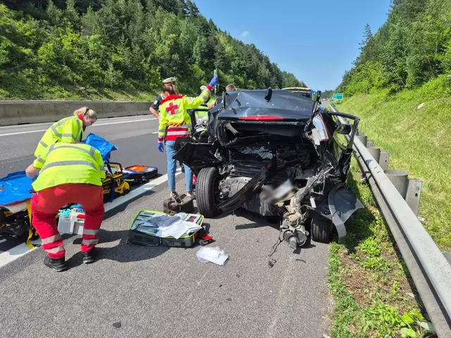 Heftiger Crash auf der A2 in Fahrtrichtung Wien. | Foto: www.einsatzdoku.at