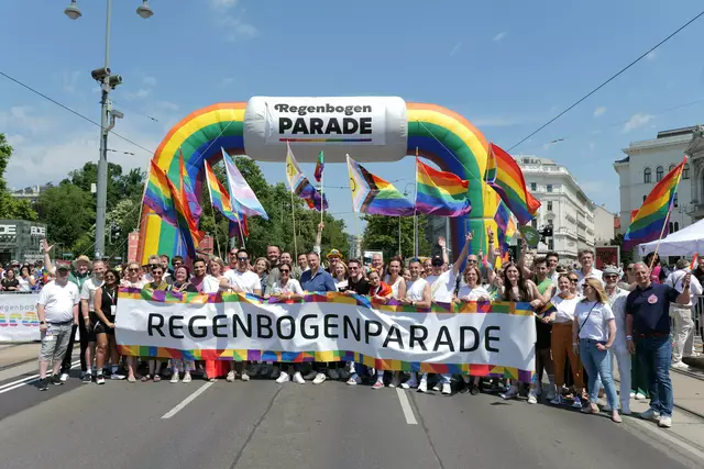 Mehr als 300.000 Menschen feierten bei der Regenbogenparade 2024 in Wien. | Foto: Max Spitzauer/RMW