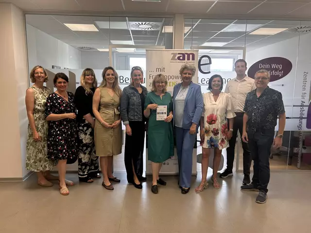 Gruppenfoto: v.l.n.r.: Karin Bucher, zam Ausbildungsmanagerin
Eleonora Seipt, zam Kursleiterin
Alexandra Strecker, in Ausbildung zur E-Commerce Kauffrau bei Fancy Hands
Sirin Semmler, Gründerin des Start-up-Unternehmens Fancy Hands
Daniela List, Geschäftsführerin von Ecoversum und Lehrbeauftragte an der Chemie-Ingenieurschule in Graz
Stefanie Brottrager, zam Regionalleiterin Oststeiermark
Evelyn Hochleitner, Gleichstellungsbeauftragte AMS Gleisdorf
Elisabeth Knotzer, zam Ausbildungsmanagerin
Johannes Burger, Leitung Personalmanagement Fa. Winkelbauer GmbH
Herwig Matejka, stellv. Geschäftsstellenleiter AMS Hartberg
