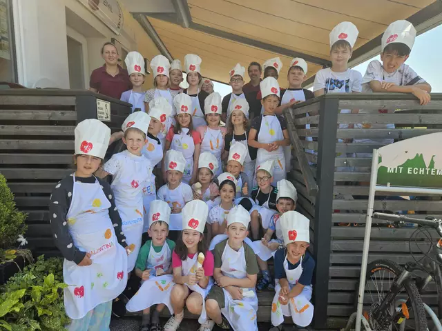 Mit Eifer und Teamgeist verwandelten die Schülerinnen und Schüler der Volksschule Unterrabnitz das Restaurant 'Zum Emil' für einen Tag in eine Kinder-Küche der besonderen Art – voller Kreativität, Geschmack und Stolz. | Foto: Verena Kainz