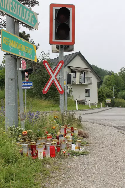 Grabkerzen für den verunglückten sechsjährigen Buben an der Eisenbahnkreuzung Hambergstraße/Rohrbacher Straße. | Foto: MeinBezirk/Gernot Fohler