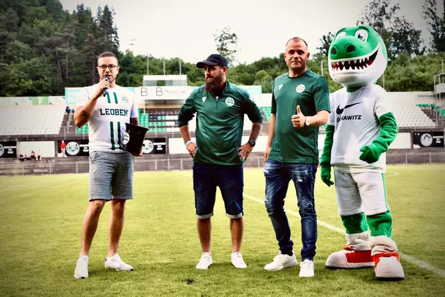 Verlosung des Stadionnames des DSV Leoben: Stadionsprecher Michael Bernhard, Trainer René Schicker, Clubmanager Mark Prey (v.l.). | Foto: DSV Leoben