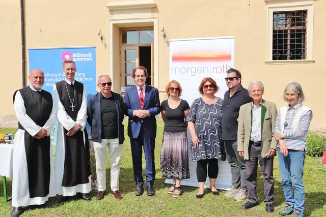 Prior Martin Höfler, Abt Philipp Helm, Alfred Bramberger, Hans Roth, Christine Podlipnig, Bgm. Doris Dirnberger, Gratkorns Unternehmer Richard Lex, Johannes Gepp und Botanikerin Melitta Fuchs | Foto: Edith Ertl