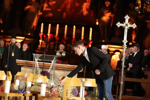 In den Kirchenbänken blieben symbolisch zehn Plätze frei, um Raum für die Opfer zu lassen. Ebenso wurden zehn Kerzen entzündet. | Foto: Erzdiözese Wien