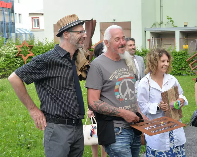 Auch BesucherInnen wurden in die musikalische Eröffnung einbezogen. Im Bild (v.l.): Urban Sterzinger, „Rostbaron“ Bernhard Witsch, GR Larissa Pöschl. | Foto: MG Telfs/Dietrich