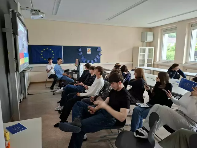 Vorausgegangen war der Reise ein Projekt, an dem alle Schülerinnen und Schüler teilnahmen und an sechs interaktiven Stationen ihr Wissen über die EU vertiefen konnten. | Foto: Wolfgang Perndorfer