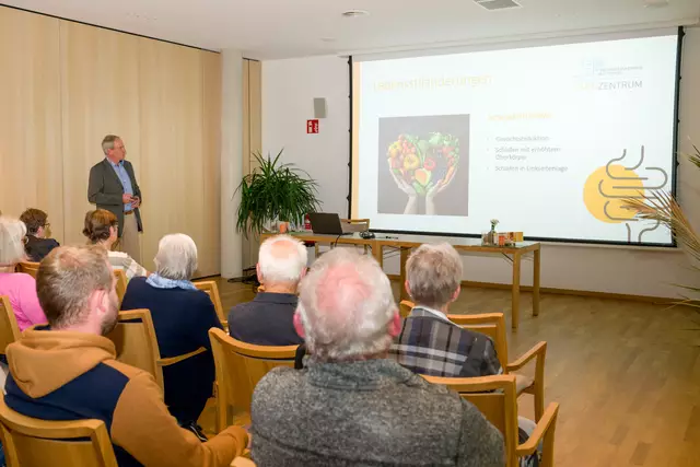 Primar Dr. Wolfgang Schlosser klärte beim Vortrag im BKH Reutte über die medizinischen Möglichkeiten bei Sodbrennen auf. | Foto: BKH Reutte