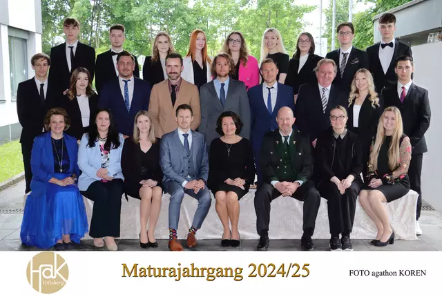 Der Maturajahrgang 5CA mit ihren Lehrerinnen und Lehrern und Direktorin Monika Gruber | Foto: FOTO KOREN