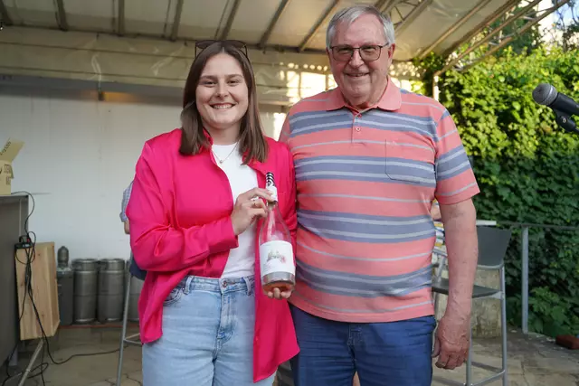 Moderator Franz Kast mit Weinkönigin Hannah I., die den Rosé Hannah I. PN 2022 vom Weingut ihrer Eltern Rudi und Anita Wetschka, Jois präsentierte | Foto: Andrea Glatzer