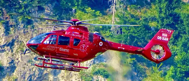 Ein deutscher Kletterer stürzte mehrere Meter ins Seil und prallte gegen die Felswand, da ein Griff brach. Mit dem Heli 6 wurde er geborgen und ins Krankenhaus geflogen. | Foto: Sarah Braun