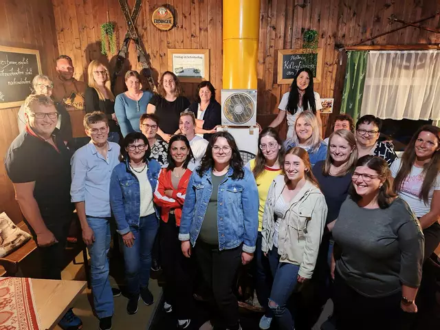 1. Reihe: Lisa Danzinger, Sophia Grossler, Sabrina Schmuck.
2. Reihe: Dietmar Datler, Roswitha Astner, Christine Micko, Leila Yazdaninya, Nadja Exl, Sabine Fraisl, Irene Steinböck.
3. Reihe: Anita Talamas-Engel, Alexandra Rosenberger, Karin Steiger, Theresa Gröppel, Regina Loidolt, Carola Wögerer.
4. Reihe: Christian Koller, Daniela Fraisl, Daniela Hammerschmied, Vanessa Hammerschmied, Alexandra Jany und Andrea Datler (jeweils v.l.) | Foto: PBZ Waidhofen/Thaya