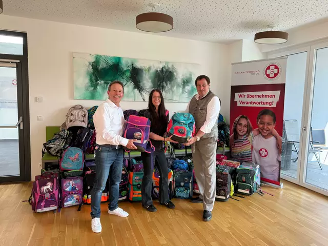 Manfred Macek vom Landeselternverband Tirol (re.) übergibt 75 Schultaschen an den Samariterbund Tirol: Eva-Maria Nechi, Teamleiterin ambulante Familienbetreuung, Gerhard Czappek, Geschäftsführer Samariterbund Tirol, nahmen die Sachspende entgegen. | Foto: Samariterbund Kirchbichl