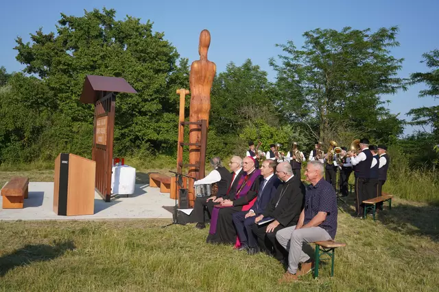 Das Friedensmal des Künstlers Daniel Bucur ist ein Gemeinschaftswerk von Land Burgenland, Diözese Eisenstadt, Erzabtei Pannonhalma und Gemeinde Jahrndorf (im Hintergrund die Blasmusik Frauenkirchen) | Foto: Andrea Glatzer
