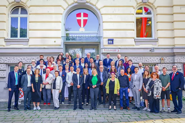 Alle Bezirksätinnen und -Bezirksräte versammelten sich vor dem Bezirksamt, um das Gelübde zu sprechen.  | Foto: Rene Wallentin