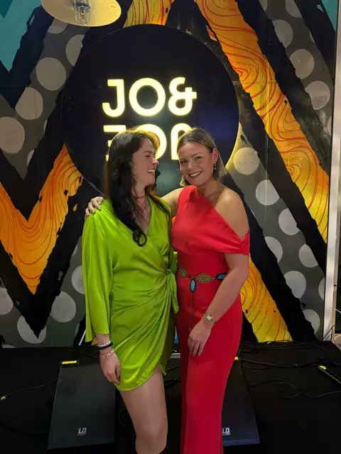 Roxy Huber (l.) und Caroline Kubeczko haben Online-Dating den Krieg erklärt.  | Foto: Date my Mate