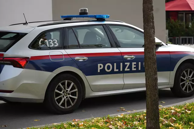 Nach dem Fund einer Amokdrohung überwacht die Polizei die Lage im Umfeld der betroffenen Mittelschule im Bezirk Innsbruck-Land. | Foto: Julia Perktold (Symbolbild)