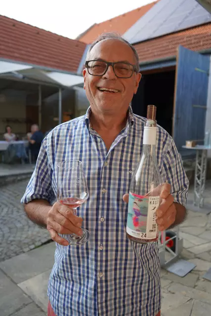 Gottfried Kast mit dem Rosé Zweigelt 2024 vom Weingut Familie Kast | Foto: Andrea Glatzer