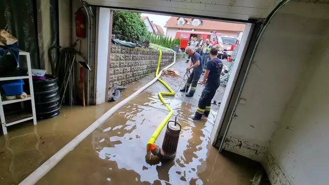 Im Dauereinsatz: Die freiwilligen Helferinnen und Helfer der Feuerwehren nach einem Hochwasser im Bezirk Deutschlandsberg vergangenes Jahr.  | Foto: BFV Deutschlandsberg