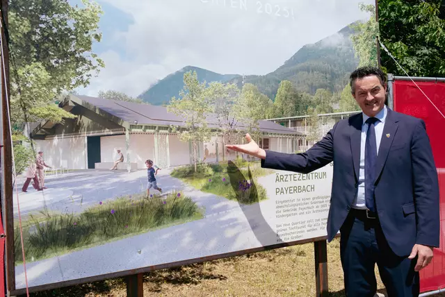 Bürgermeister Jochen Bous vor dem Plan mit dem Projekt Kindergarten plus Ärztezentrum. | Foto: Santrucek